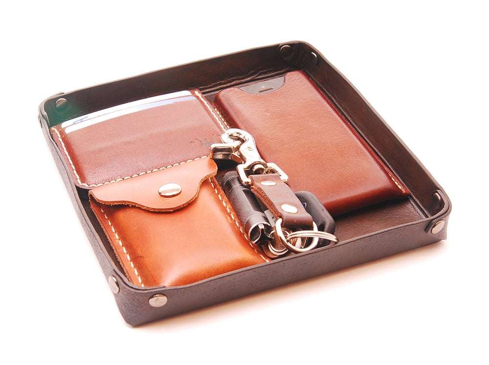 Handmade Leather Valet TrayPersonalized Handmade Full-Grain Leather Valet Tray - Custom Catchall for Keys, Wallet, and Accessories